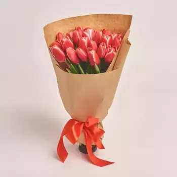 Букет из 25 красных тюльпанов в крафте с лентой