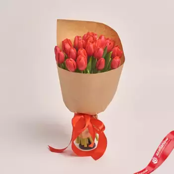 Букет из 25 красных тюльпанов в крафте