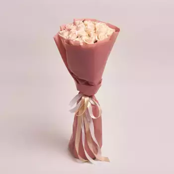 Букет из 25 кремовых роз в пудровой пленке