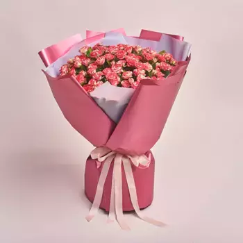 Букет из 25 кустовых красных роз в розовой бумаге