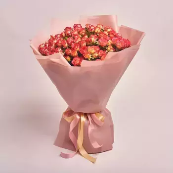 Букет из 25 кустовых красных роз в розовой пленке