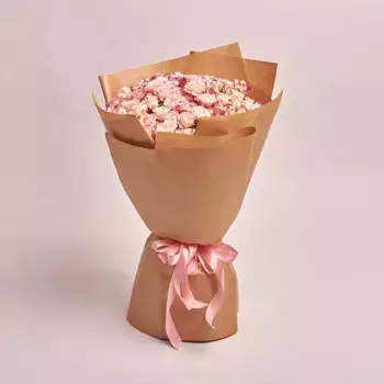 Букет из 25 кустовых светло-розовых роз в крафте