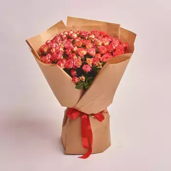 Букет из 25 кустовых желто красных роз в крафте