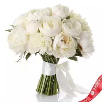 Букет из 25 пионов белых с белой лентой