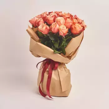 Букет из 25 пионовидных коралловых роз в крафте