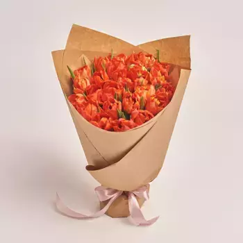 Букет из 25 пионовидных красных тюльпанов в крафте