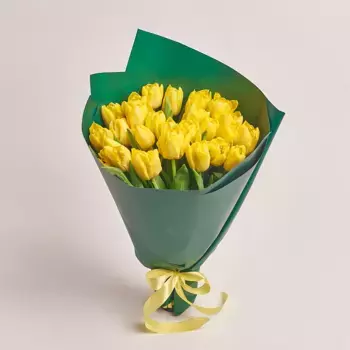 Букет из 25 пионовидных желтых тюльпанов зеленой бумаге