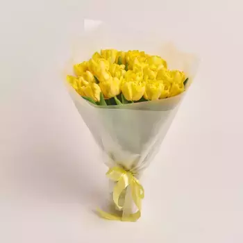 Букет из 25 пионовидных желтых тюльпанов в белой пленке