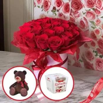 Букет из 25 роз «Любовь в коробке» + Мишка + Рафаэлло