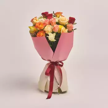 Букет из 25 роз микс в розовой бумаге