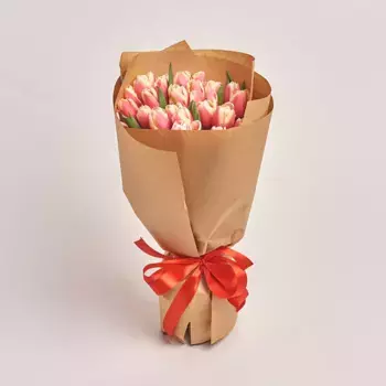 Букет из 25 розово-белых тюльпанов в крафте