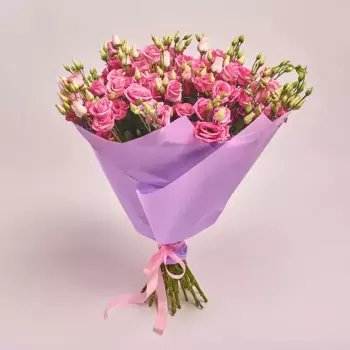 Букет из 25 розовых лизиантусов в сиреневой пленке