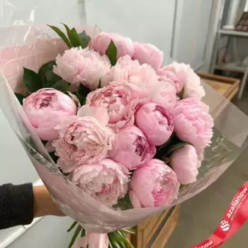 Букет из 25 розовых пионов в пленке