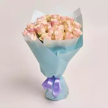 Букет из 25 розовых роз в голубой пленке