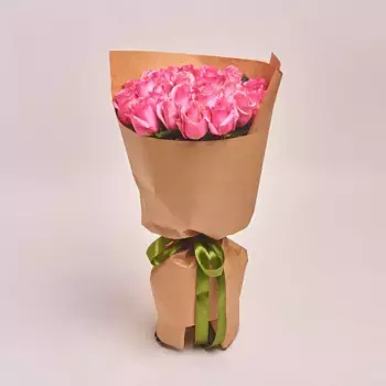 Букет из 25 розовых роз в крафте
