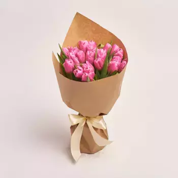 Букет из 25 розовых тюльпанов в крафте