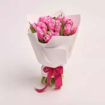 Букет из 25 розовых тюльпанов в белой бумаге