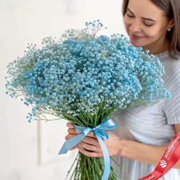 Букет из 25 синих гипсофил с голубой лентой