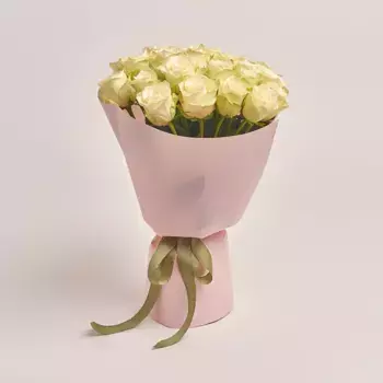 Букет из 25 светло-бежевых роз в розовой бумаге