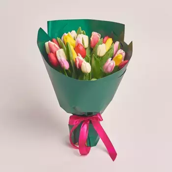 Букет из 25 тюльпанов микс в зеленой бумаге