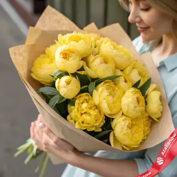 Букет из 25 желтых пионов в крафте, Голландия