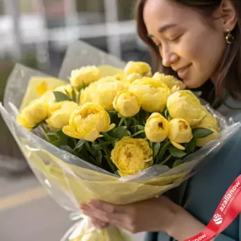 Букет из 25 желтых пионов в пленке, Голландия