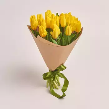 Букет из 25 желтых тюльпанов в крафте