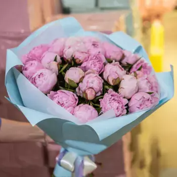 Букет из 29 пионов в голубой пленке