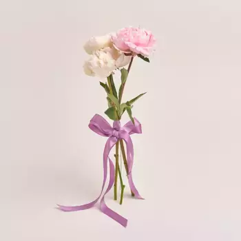 Букет из 2 белых и 1 розового пиона