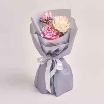 Букет из 2 розовых и 1 белого пиона в серой пленке