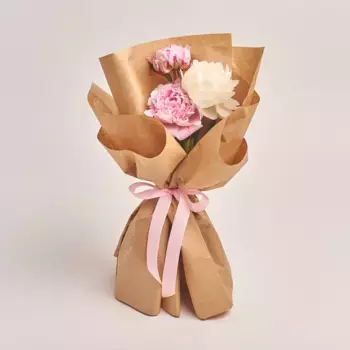 Букет из 2 розовых и 1 белого пиона в крафте