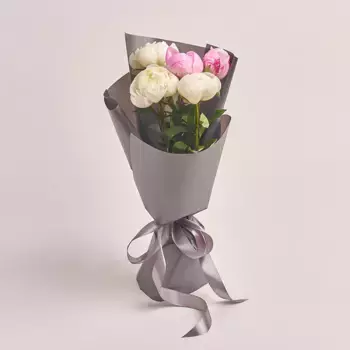 Букет из 2 розовых и 3 белых пионов в серой пленке