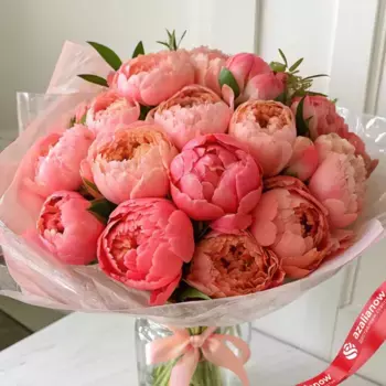 Букет из 30 коралловых пионов в пленке