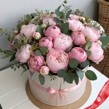 Букет из 30 розовых пионов с эвкалиптом в коробке