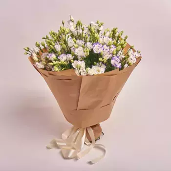 Букет из 31 бело-синего лизиантуса в крафте