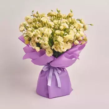 Букет из 31 бежевого лизиантуса в фиолетовой пленке