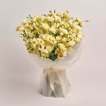 Букет из 31 бежевого лизиантуса в пленке