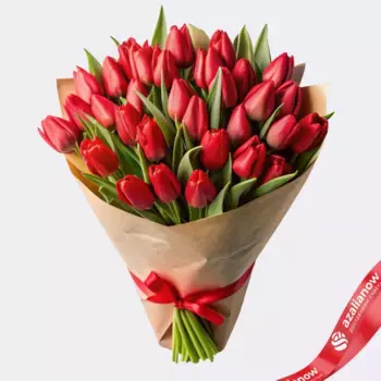 Букет из 31 красного тюльпана в крафте с лентой