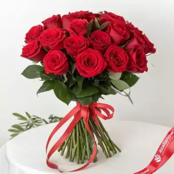 Букет из 31 красной розы с лентой, 70 см, Россия