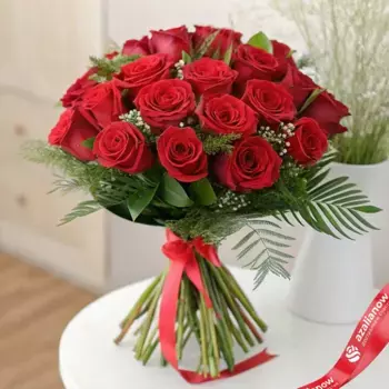 Букет из 31 красной розы с лентой, 50 см, Россия