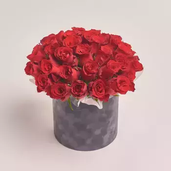 Букет из 31 красной розы в серой коробке