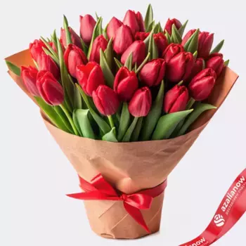 Букет из 33 красных тюльпанов в крафте с лентой