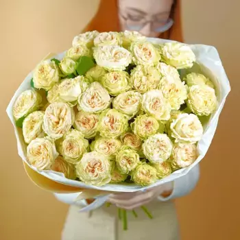 Букет из 29 белых кустовых пионовидных роз «Мгновение»