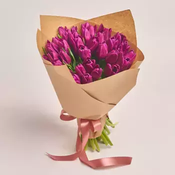 Букет из 35 фиолетовых тюльпанов в крафте