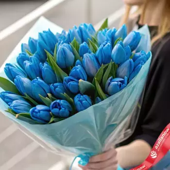 Букет из 35 голубых тюльпанов в голубой пленке, Россия