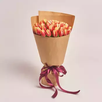 Букет из 35 красно-желтых тюльпанов в крафте