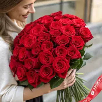 Букет из 35 красных роз с лентой, 60 см, Россия