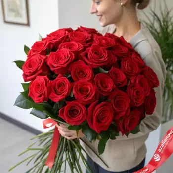 Букет из 35 красных роз с лентой, 50 см, Россия