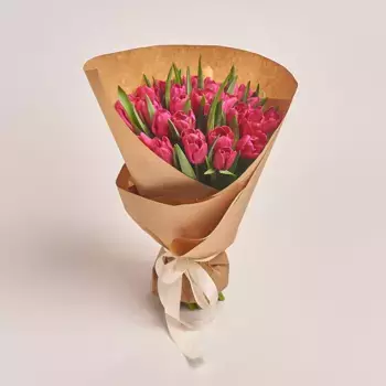 Букет из 35 малиновых тюльпанов в крафте