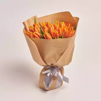 Букет из 35 оранжевых тюльпанов в крафте